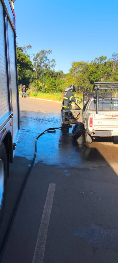 Corpo de Bombeiros atende ocorrência de incêndio em veículo em Amambai