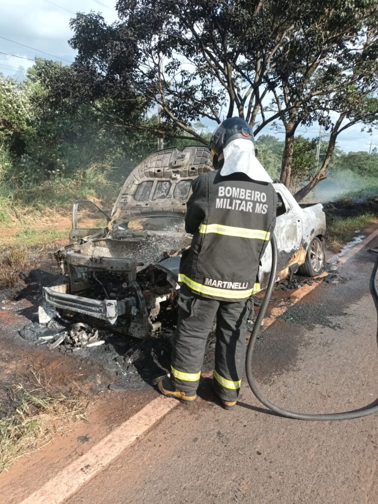 Em Amambai, Corpo de Bombeiros atende ocorrência de incêndio em veículo de família