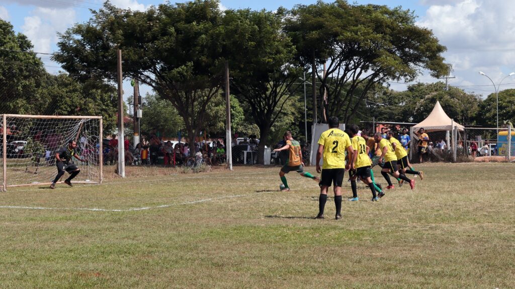 Torneios de Futebol Suíço e Vôlei de Areia movimentaram o Harry Amorim no Dia do Trabalhador