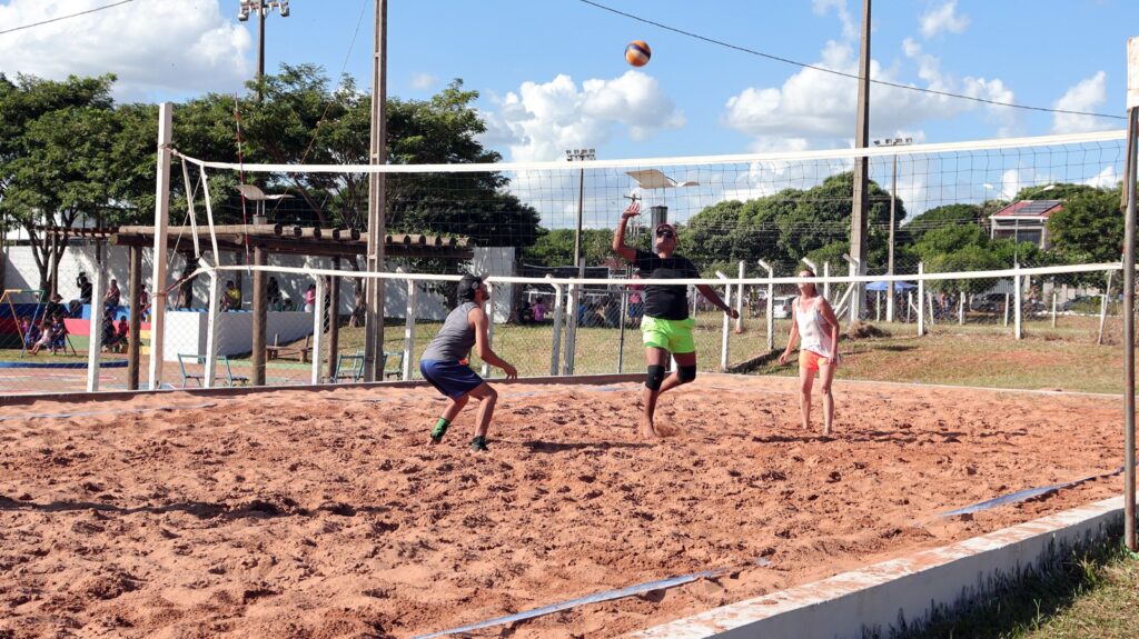 Torneios de Futebol Suíço e Vôlei de Areia movimentaram o Harry Amorim no Dia do Trabalhador