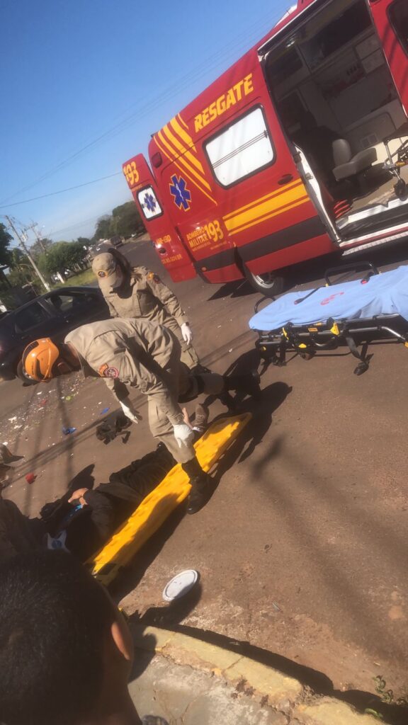 Bombeiros atendem ocorrência de acidente entre carro e moto em Amambai