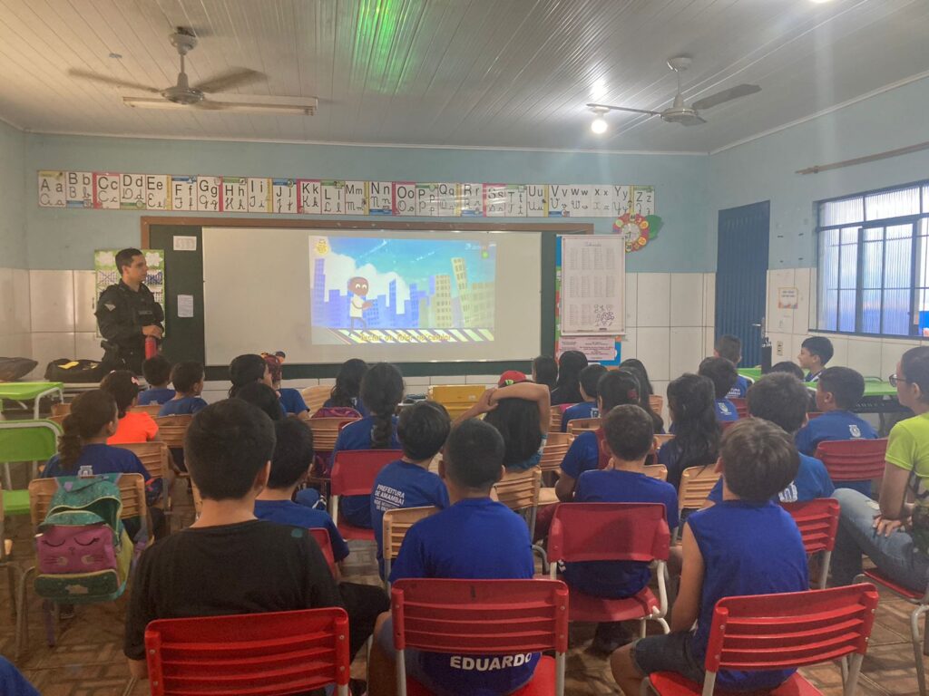 Polícia Militar realiza ação preventiva de trânsito na Escola Municipal Marlene Vilarinho Albuquerque