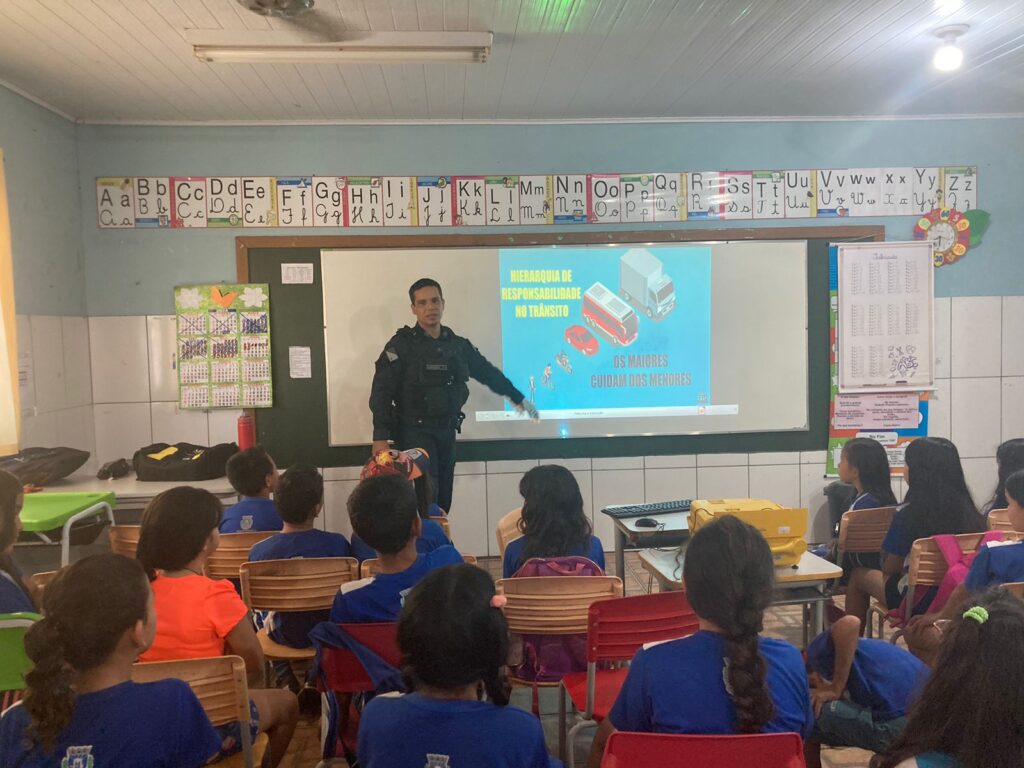 Polícia Militar realiza ação preventiva de trânsito na Escola Municipal Marlene Vilarinho Albuquerque