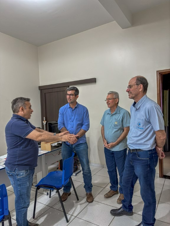 Pré-candidato à prefeitura de Amambai visita redação de jornal em atividade de pré-campanha