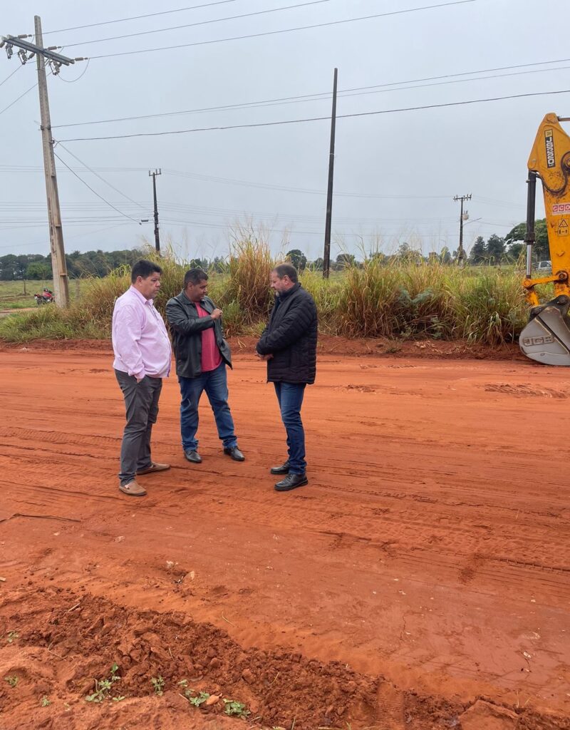 Prefeito Donizete Viaro e autoridades participam da implantação da placa de obra de infraestrutura urbana