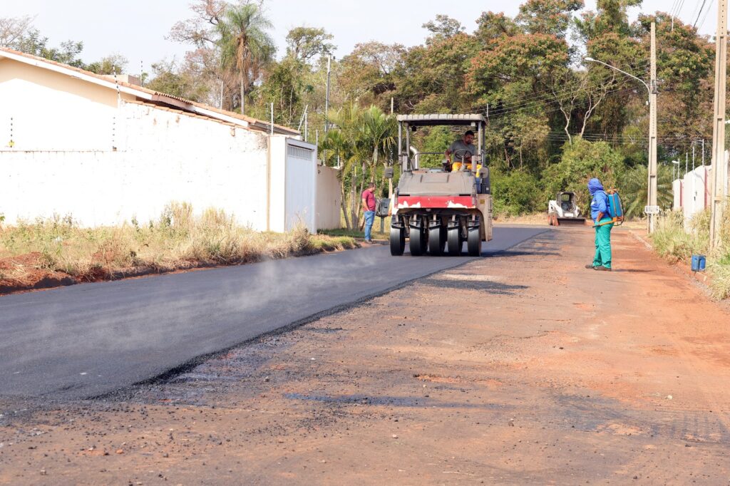 Com recursos próprios, Prefeitura de Naviraí prossegue obra de recapeamento do Portinari II