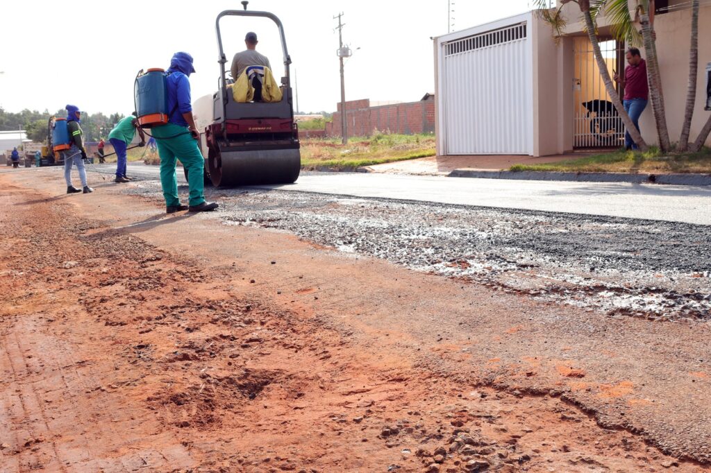 Com recursos próprios, Prefeitura de Naviraí prossegue obra de recapeamento do Portinari II