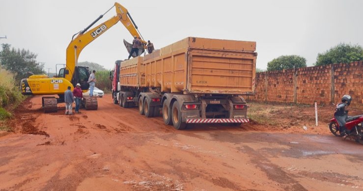 Prefeito Donizete Viaro e autoridades participam da implantação da placa de obra de infraestrutura urbana