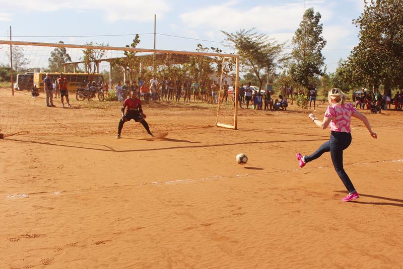 Abertura da 1ª Copa Terrão de Futebol masculino e feminino em Amambai