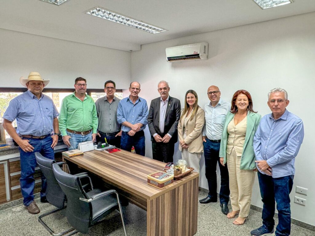 Sérgio Barbosa, Jaime Vizzotto e vereadores de Amambai discutem pré-candidaturas em Campo Grande