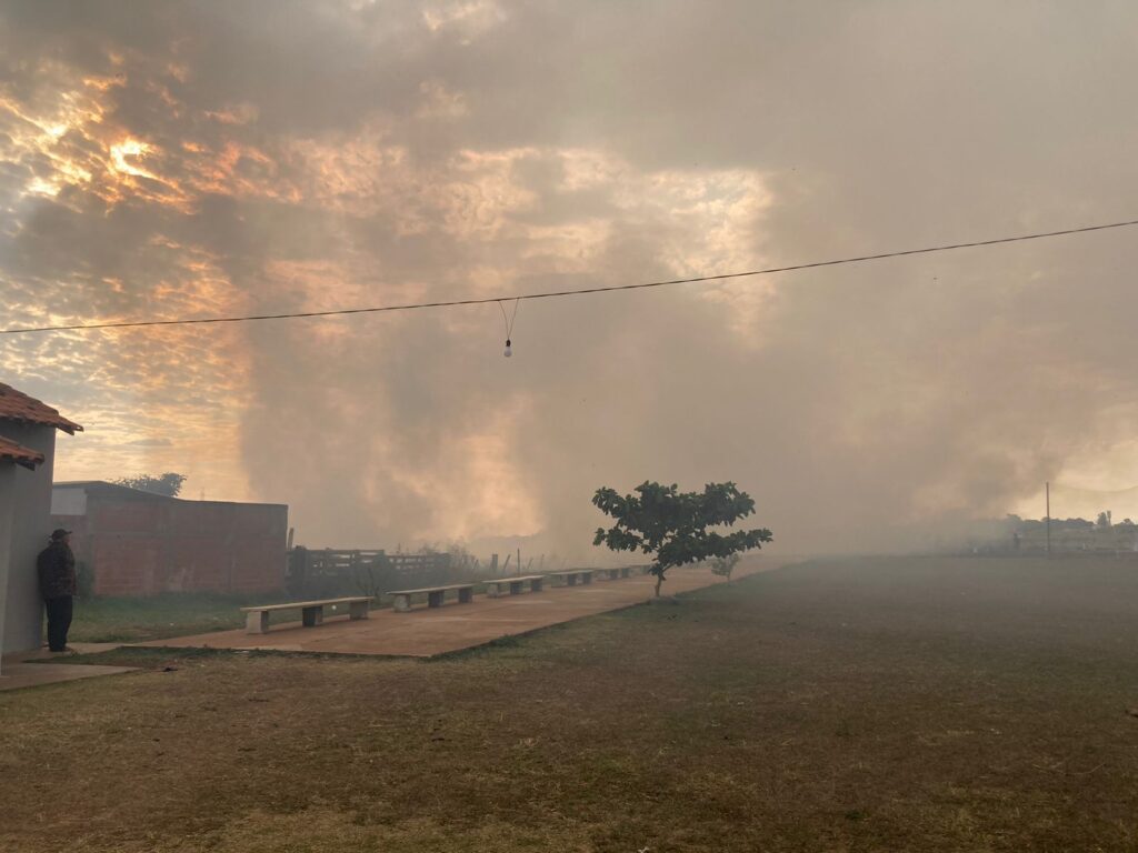 Bombeiros salvam vítimas de incêndio e esfaqueamento em meio à fumaça e chamas em Amambai