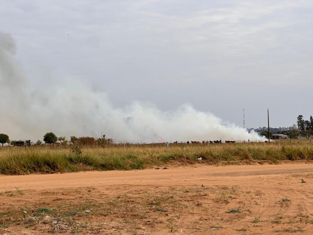 Bombeiros salvam vítimas de incêndio e esfaqueamento em meio à fumaça e chamas em Amambai