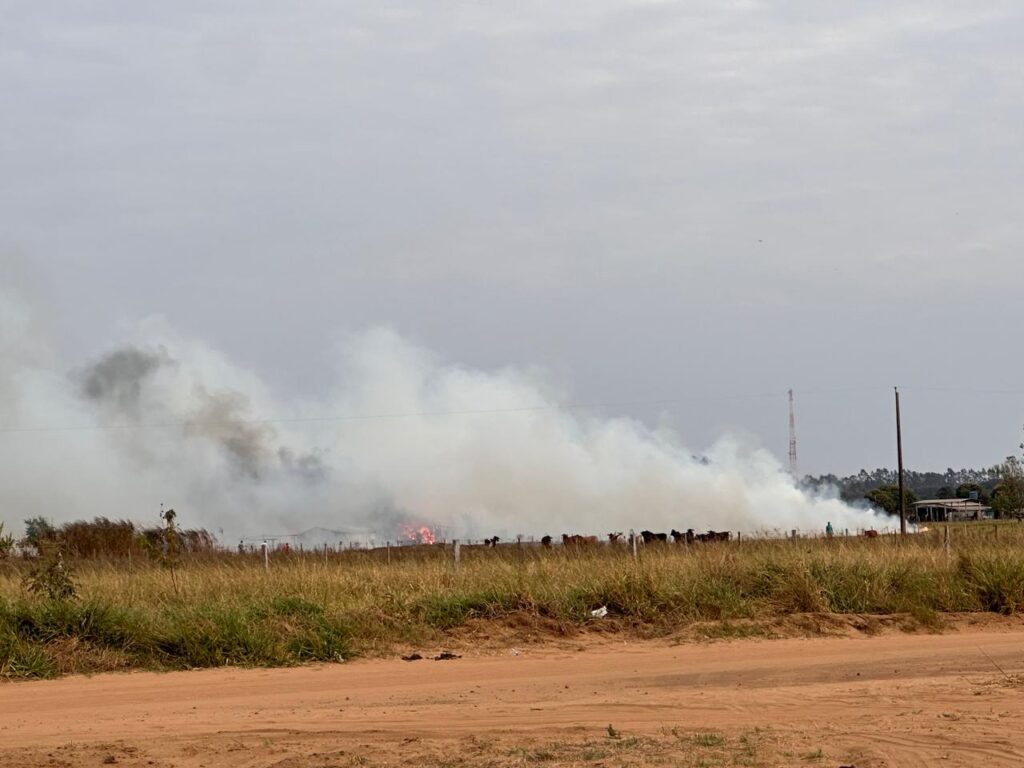 Bombeiros salvam vítimas de incêndio e esfaqueamento em meio à fumaça e chamas em Amambai