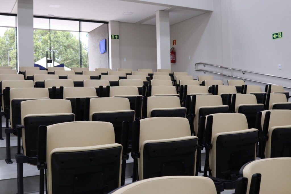 Vereadores de Paranhos inauguraram uma das maiores Câmaras Municipais do interior de Mato Grosso do Sul nesta sexta-feira (5)