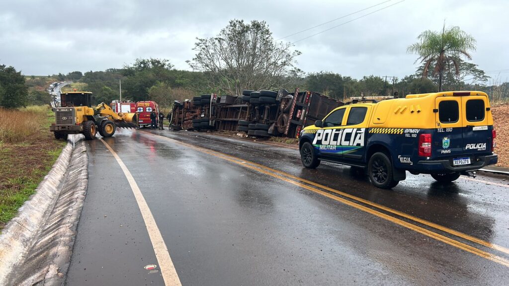 Acidente na MS-156: Carreta tomba próximo à ponte do rio Amambai