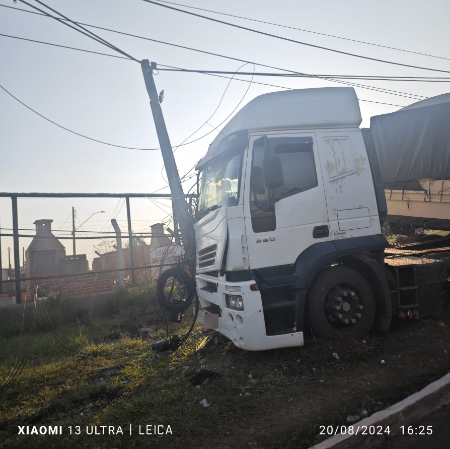 Caminhão sem freios colide com postes e interdita avenida em Amambai