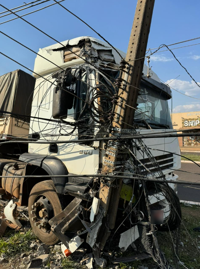 Caminhão sem freios colide com postes e interdita avenida em Amambai