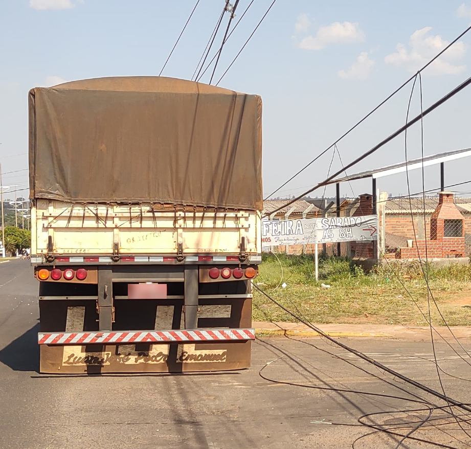 Caminhão sem freios colide com postes e interdita avenida em Amambai