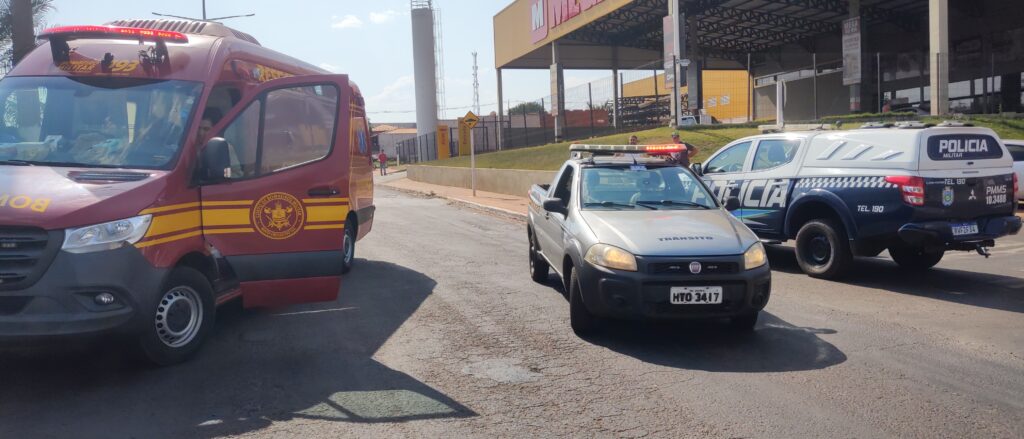 Caminhão sem freios colide com postes e interdita avenida em Amambai