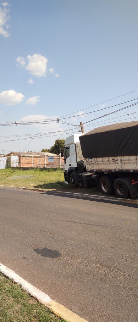 Caminhão sem freios colide com postes e interdita avenida em Amambai