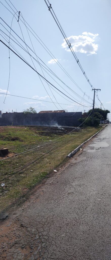 Caminhão sem freios colide com postes e interdita avenida em Amambai