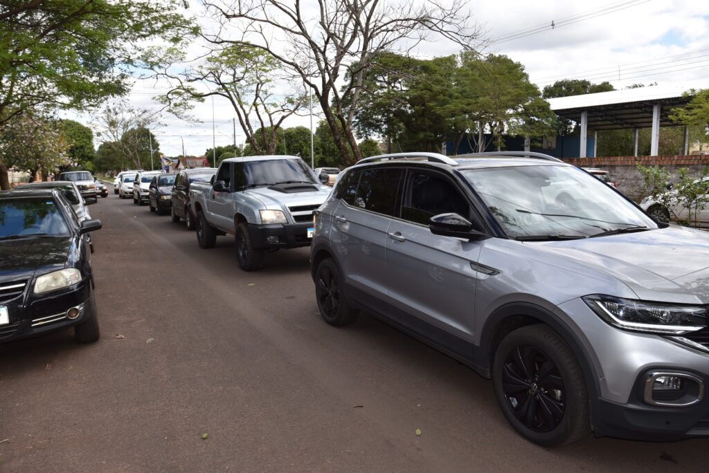 Iguatemi: Movimentação de carros e apoiadores marca "adesivaço" de Lídio Ledesma e Patrícia Margatto