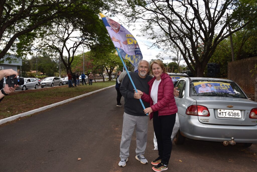 Iguatemi: Movimentação de carros e apoiadores marca "adesivaço" de Lídio Ledesma e Patrícia Margatto