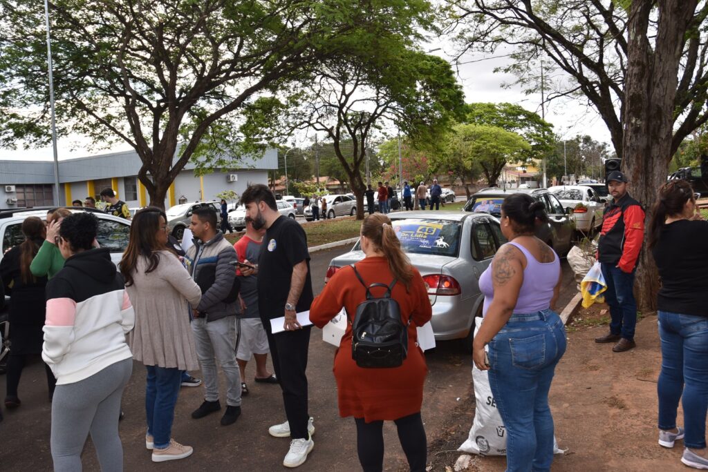 Iguatemi: Movimentação de carros e apoiadores marca "adesivaço" de Lídio Ledesma e Patrícia Margatto