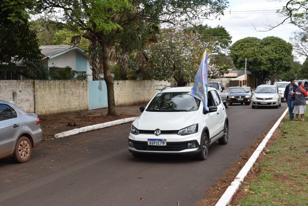 Iguatemi: Movimentação de carros e apoiadores marca "adesivaço" de Lídio Ledesma e Patrícia Margatto