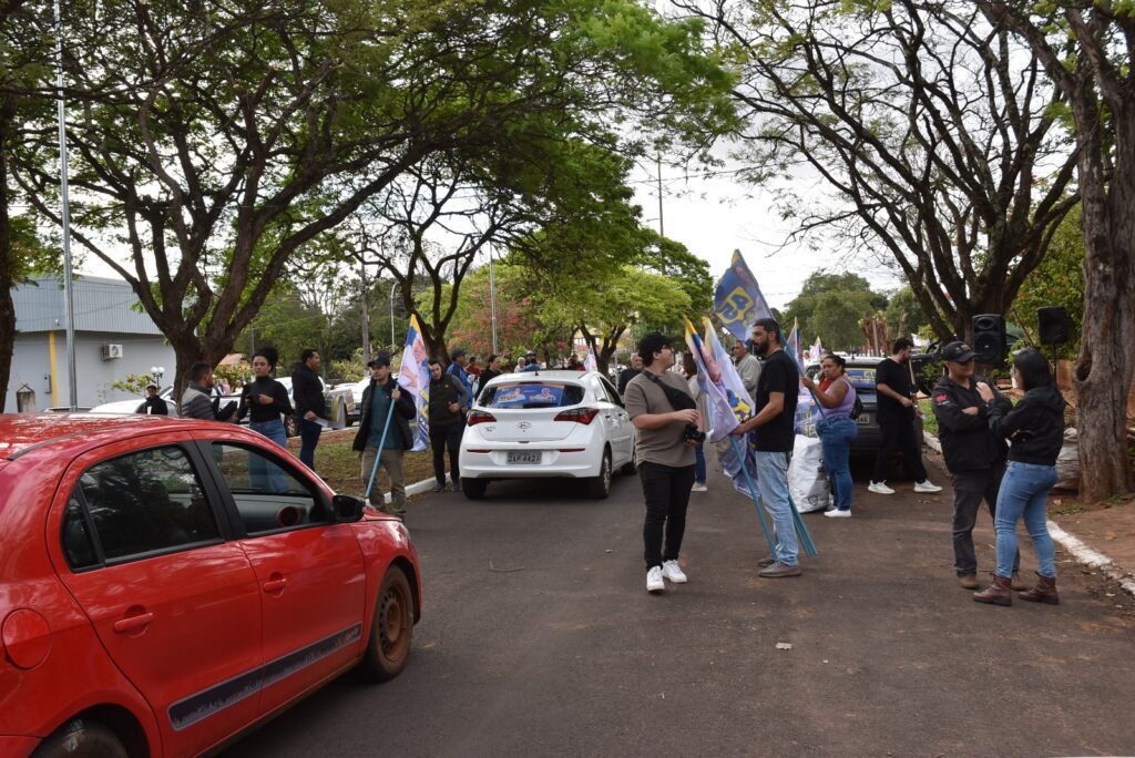 Iguatemi: Movimentação de carros e apoiadores marca "adesivaço" de Lídio Ledesma e Patrícia Margatto