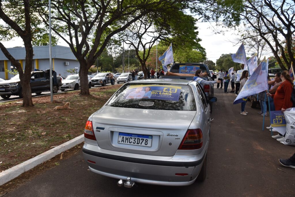 Iguatemi: Movimentação de carros e apoiadores marca "adesivaço" de Lídio Ledesma e Patrícia Margatto