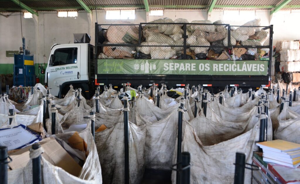 Prefeitura de Naviraí adquire e entrega empilhadeira para cooperativa de reciclagem do município