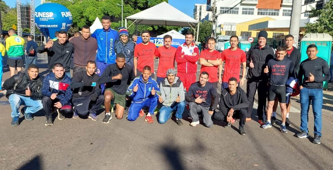 Os integrantes das equipes que representaram Amambai na edição 2024 da tradicional Corrida do Facho, em Campo Grande. (Foto: Divulgação)