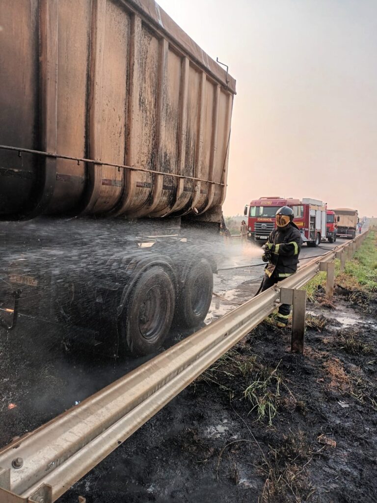 Incêndio em carreta é controlado pelo Corpo de Bombeiros em Amambai