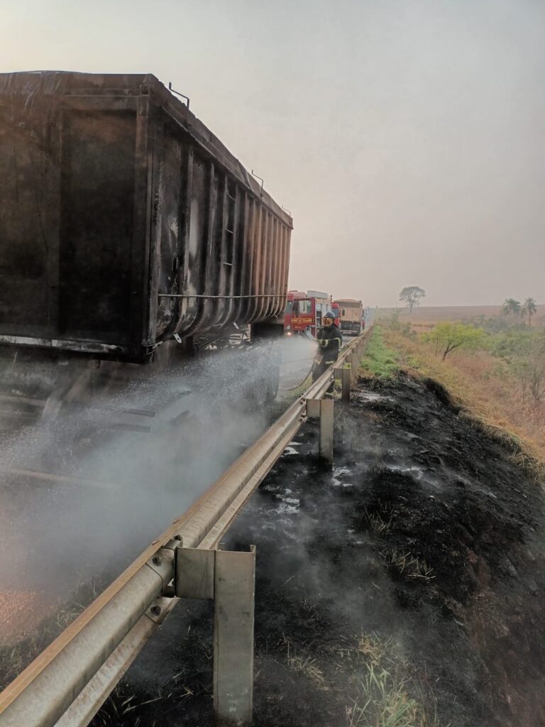 Incêndio em carreta é controlado pelo Corpo de Bombeiros em Amambai