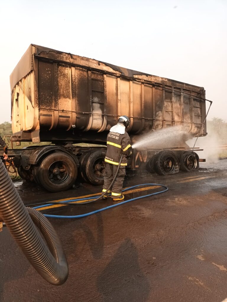 Incêndio em carreta é controlado pelo Corpo de Bombeiros em Amambai