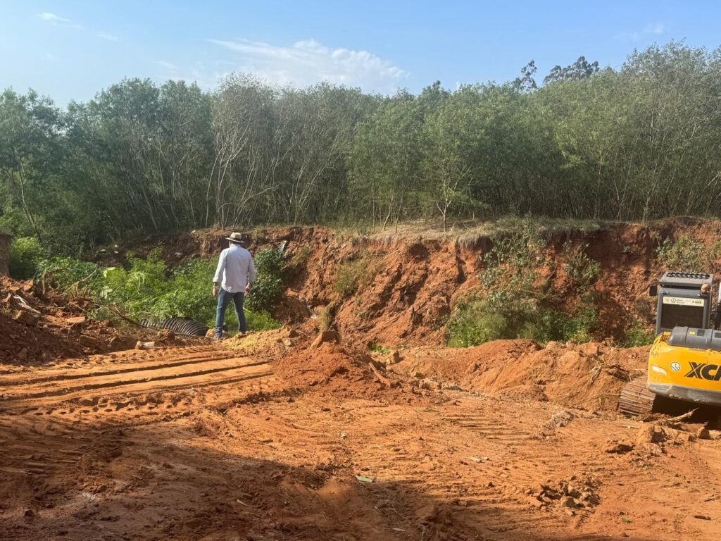 Prefeitura de Iguatemi realiza obra para recuperação de erosão no final da Avenida Octaviano dos Santos