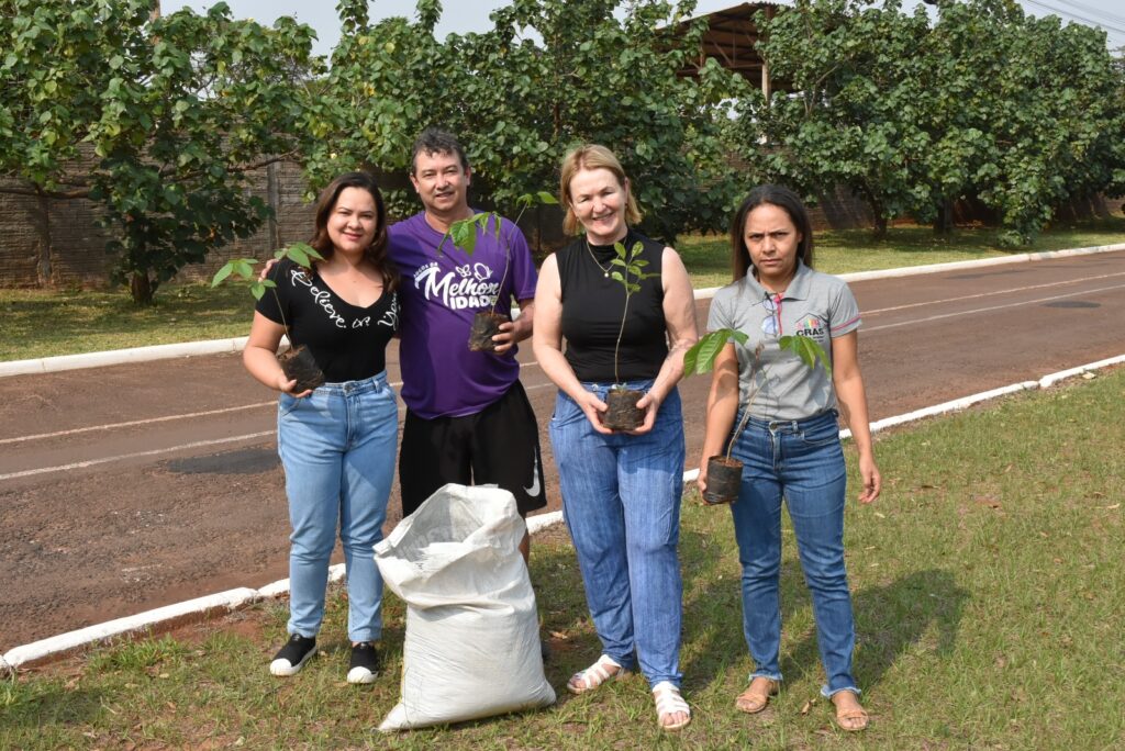 Melhor Idade de Iguatemi participa de plantio de mudas de árvores em comemoração ao Dia Internacional do Idoso