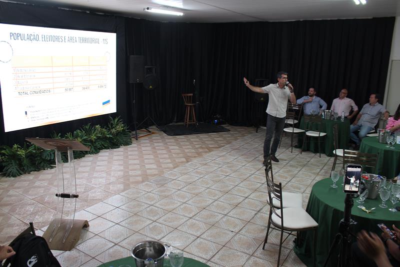 Roda de Conversa reuniu prefeitos e vice-prefeitos eleitos e reeleitos de 17 municípios em Amambai