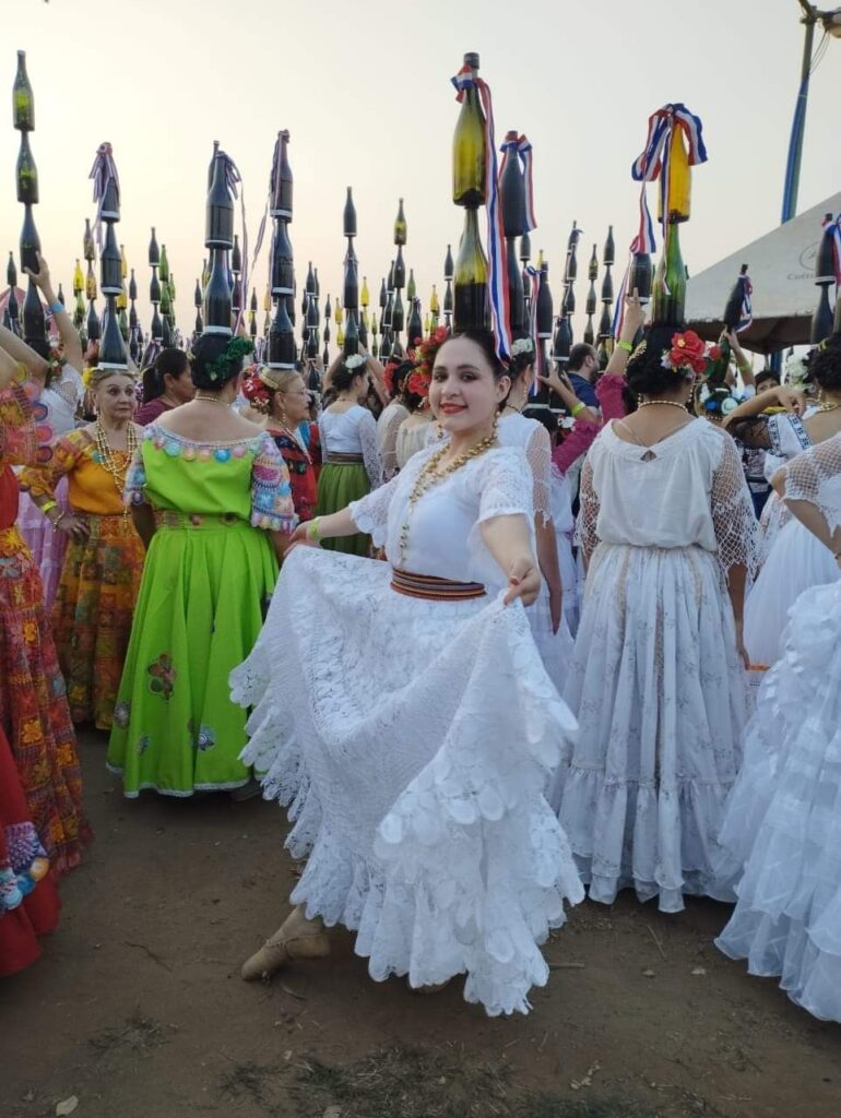 A bailarina da fronteira que leva a cultura paraguaia ao mundo