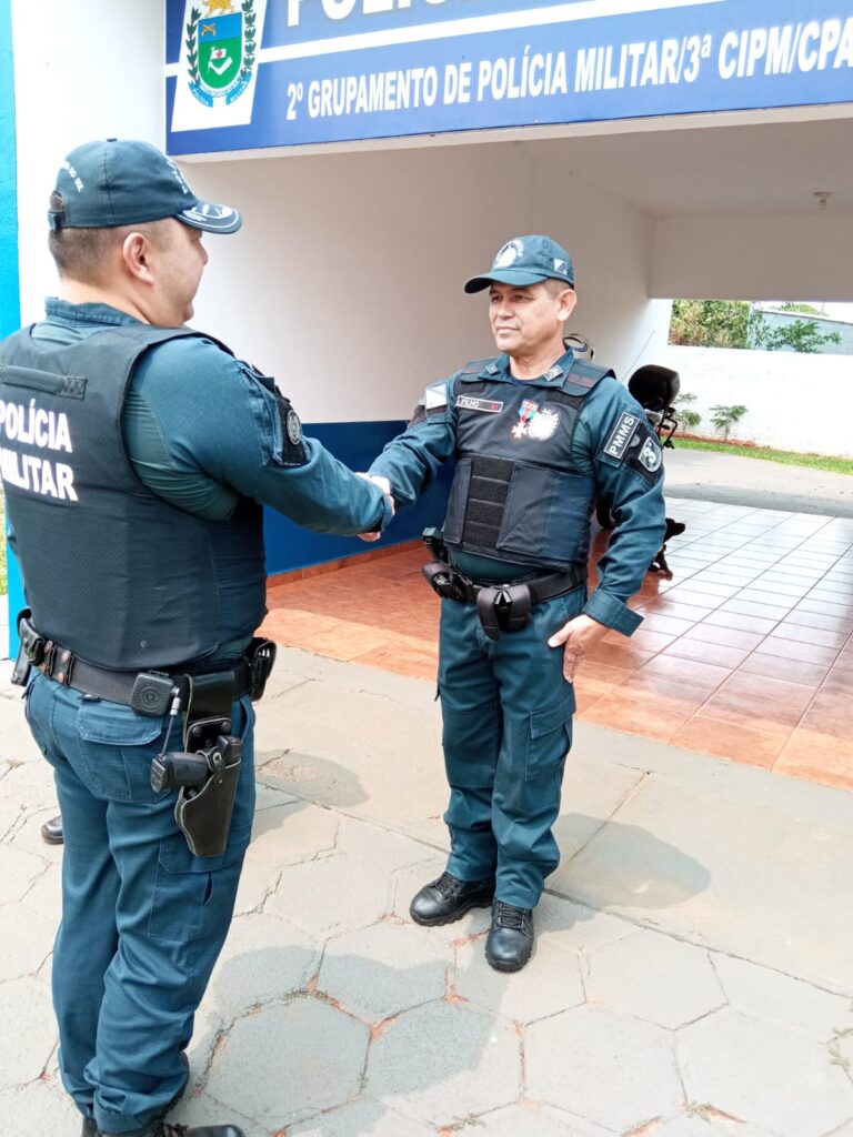 Policiais militares de Paranhos recebem medalhas pelos 30 anos de serviços prestados