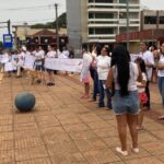 Pais e responsáveis realizam manifestação pedindo a volta de professores de apoio em Amambai