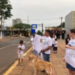 Pais e responsáveis realizam manifestação pedindo a volta de professores de apoio em Amambai