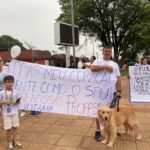 Pais e responsáveis realizam manifestação pedindo a volta de professores de apoio em Amambai