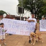 Pais e responsáveis realizam manifestação pedindo a volta de professores de apoio em Amambai