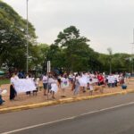 Pais e responsáveis realizam manifestação pedindo a volta de professores de apoio em Amambai