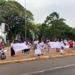 Pais e responsáveis realizam manifestação pedindo a volta de professores de apoio em Amambai