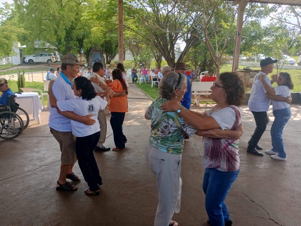 Evento de lazer e socialização é promovido no Lar do Idoso em parceria com o Projeto Conviver