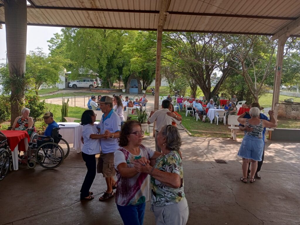 Evento de lazer e socialização é promovido no Lar do Idoso em parceria com o Projeto Conviver