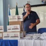 Prefeito Dr. Bandeira comemora entrega de tablets e camisetas para Agentes Comunitários de Saúde e de Endemias